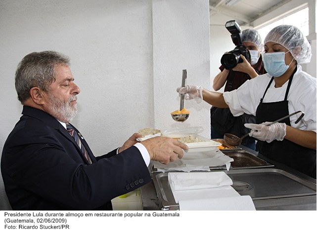 Presidente Lula durante almoço em restaurante popular na Guatemala.