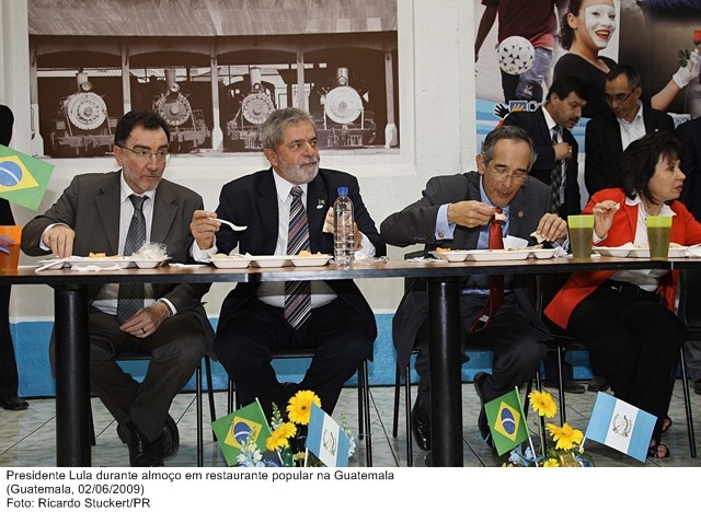 Presidente Lula durante almoço em restaurante popular na Guatemala.