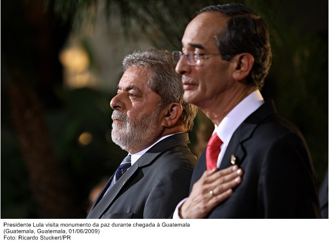 Presidente Lula visita monumento da paz durante chegada  à Guatemala.