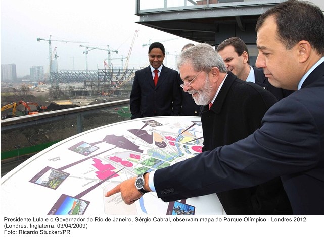 Presidente Lula e o governador do Rio de Janeiro, Sérgio Cabral, observam mapa do Parque Olímpico Londres 2012.