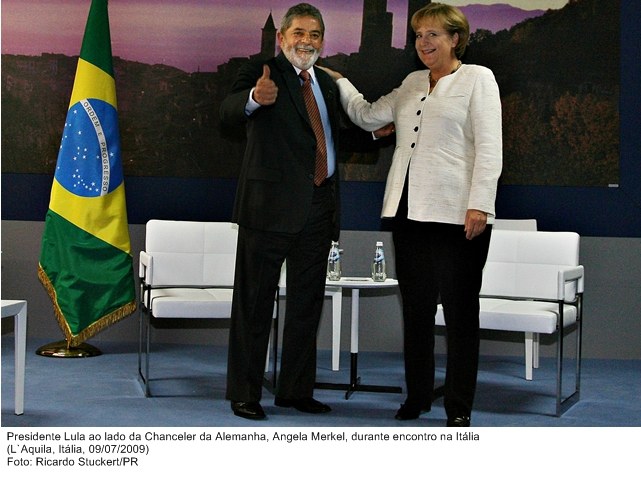 Presidente Lula ao lado da Chanceler da Alemanha, Angela Merkel, durante encontro na Itália.
