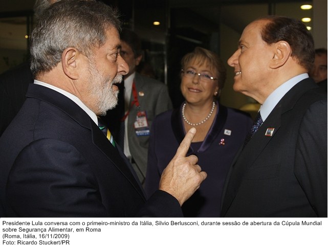 Presidente Lula conversa com o primeiro-ministro da Itália, Silvio Berlusconi, durante abertura da Cúpula Mundial sobre Segurança Alimentar.