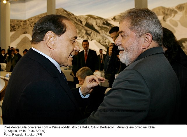 Presidente Lula conversa com o primeiro-ministro da Itália, Silvio Berlusconi, durante encontro na Itália.