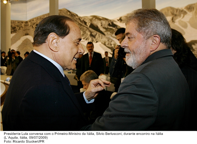 Presidente Lula conversa com o primeiro-ministro da Itália, Silvio Berlusconi, durante encontro na Itália.