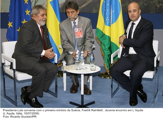 Presidente Lula conversa com o primeiro-ministro da Suécia, Fredrik Reinfeldt, durante encontro em L'Aquila.