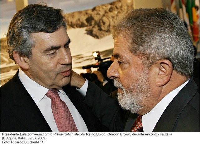 Presidente Lula conversa com o primeiro-ministro do Reino Unido, Gordon Brown, durante encontro na Itália.