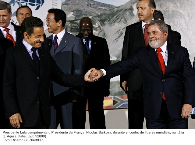 Presidente Lula cumprimenta o presidente da França, Nicolas Sarkozy, durante encontro de líderes mundiais na Itália.