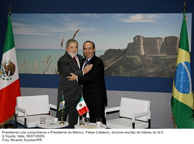 Presidente Lula cumprimenta o presidente do México, Felipe Calderón, durante reunião de líderes do G-5.