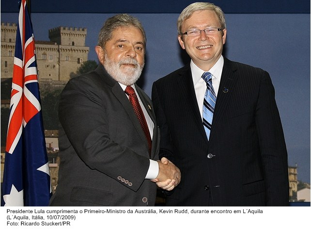 Presidente Lula cumprimenta o primeiro-ministro da Austrália, Kevin Rudd, durante encontro em L'Aquila.