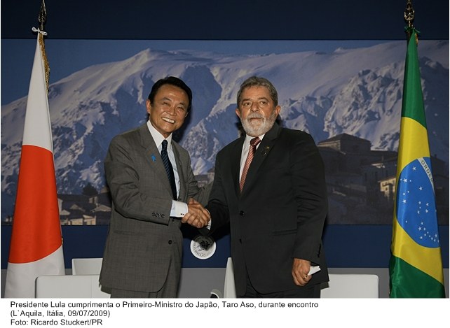 Presidente Lula cumprimenta o primeiro-ministro do Japão, Taro Aso, durante encontro.