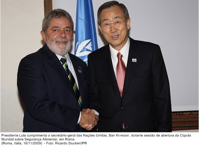 Presidente Lula cumprimenta o Secretário-Geral das Nações Unidas, Ban Ki-moon, na abertura da Cúpula Mundial sobre Segurança Alimentar.