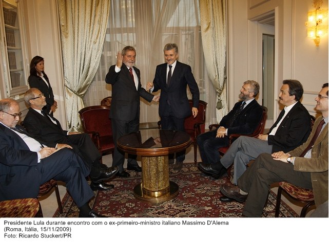 Presidente Lula durante encontro com o ex-primeiro ministro italiano, Massimo D'Alema.