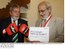 Presidente Lula é presentado com luvas que representam o combate à fome, na sessão de abertura da Cúpula Mundial sobre Segurança Alimentar.