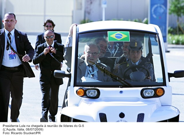 Presidente Lula na chegada à reunião de líderes do G-5.