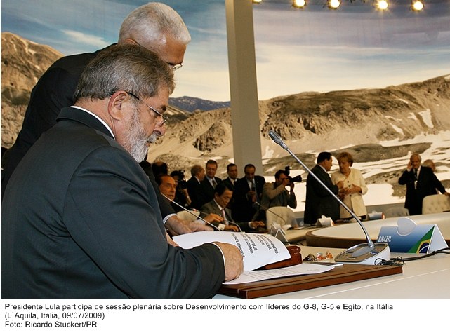 Presidente Lula participa de sessão plenária sobre desenvolvimento com líderes do G-8, G-5 e Egito, na Itália.