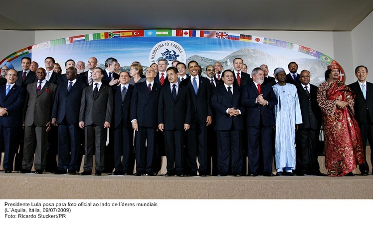 Presidente Lula posa para foto oficial ao lado de líderes mundiais.