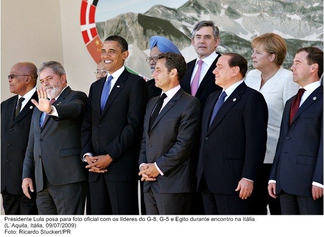 Presidente Lula posa para foto oficial com líderes do G-8, G-5 e Egito durante encontro na Itália.