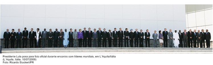 Presidente Lula posa para foto oficial durante encontro com líderes mundiais em L'Aquila, Itália.