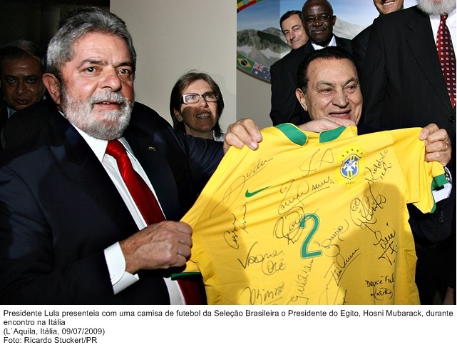 Presidente Lula presenteia com camisa de futebol da seleção brasileira, o presidente do Egito, Hosni Mubarack, durante encontro na Itália.