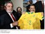 Presidente Lula presenteia com camisa de futebol da seleção brasileira, o presidente do Egito, Hosni Mubarack, durante encontro na Itália.