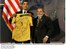 Presidente Lula presenteia o presidente dos EUA, Barack Obama, com camisa da seleção brasileira de futebol.