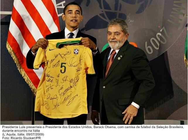 Presidente Lula presenteia o presidente dos EUA, Barack Obama, com camisa da seleção brasileira de futebol.