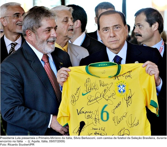 Presidente Lula presenteia o primeioro-ministro da Itália, Silvio Berlusconi, com camisa da seleção brasileira de futebol.