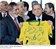 Presidente Lula presenteia o primeioro-ministro da Itália, Silvio Berlusconi, com camisa da seleção brasileira de futebol.
