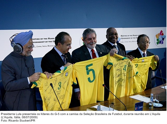 Presidente Lula presenteia os líderes do G-5 com a camisa da seleção brasileira de futebol.