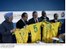 Presidente Lula presenteia os líderes do G-5 com a camisa da seleção brasileira de futebol.
