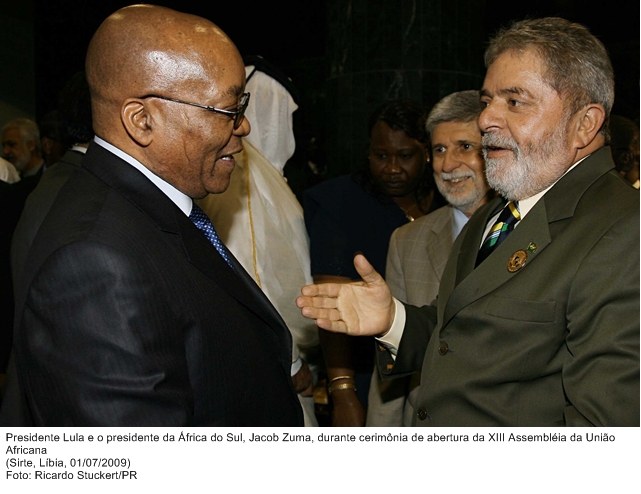Presidente Lula e o presidente da África do Sul, Jacob Zuma, durante cerimônia de abertura da XIII Assembléia da União Africana.