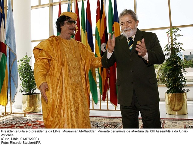 Presidente Lula e o presidente da Líbia, Muammar Al-Khaddafi, durante cerimônia de abertura da XIII Assembléia da União Africana.