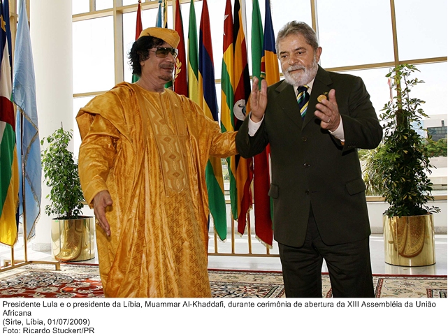 Presidente Lula e o presidente da Líbia, Muammar Al-Khaddafi, durante cerimônia de abertura da XIII Assembléia da União Africana.
