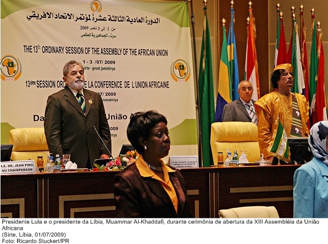 Presidente Lula e o presidente da Líbia, Muammar Al-Khaddafi, durante cerimônia de abertura da XIII Assembléia da União Africana.