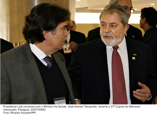 Presidente Lula conversa com o ministro da Saúde, José Gomes Temporão, na 37ª Cúpula do Mercosul.