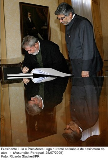 Presidente Lula e o presidente Lugo, durante cerimônia de atos.