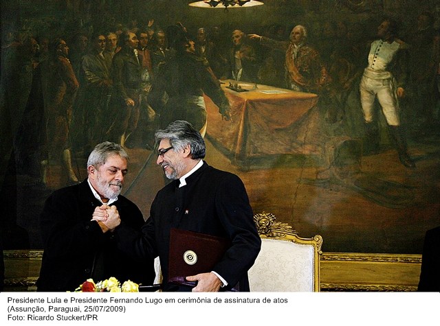 Presidente Lula e o presidente Lugo em cerimônia de assinatura de atos.