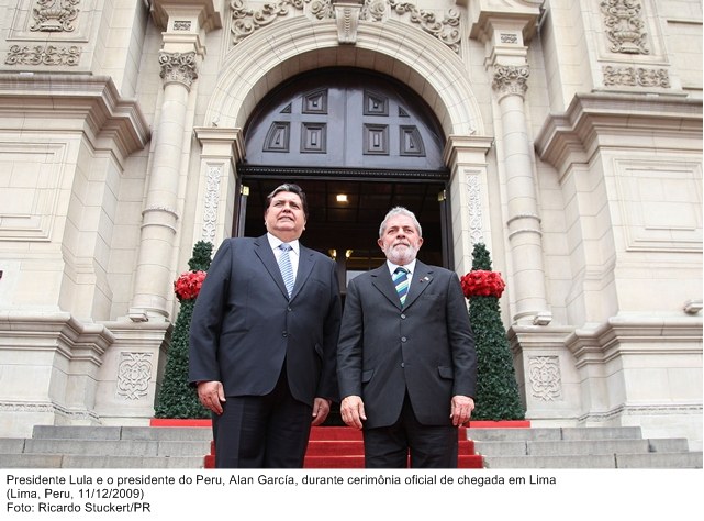 Presidente Lula e o presidente do Peru, Alan Garcia, durante cerimônia de chegada em Lima.