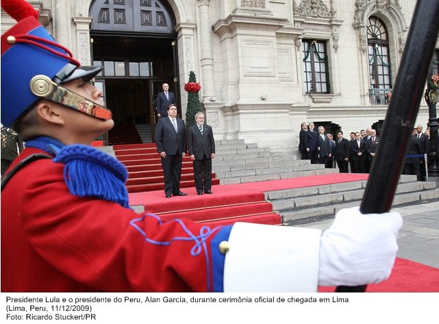 Presidente Lula e o presidente do Peru, Alan Garcia, durante cerimônia de chegada em Lima.