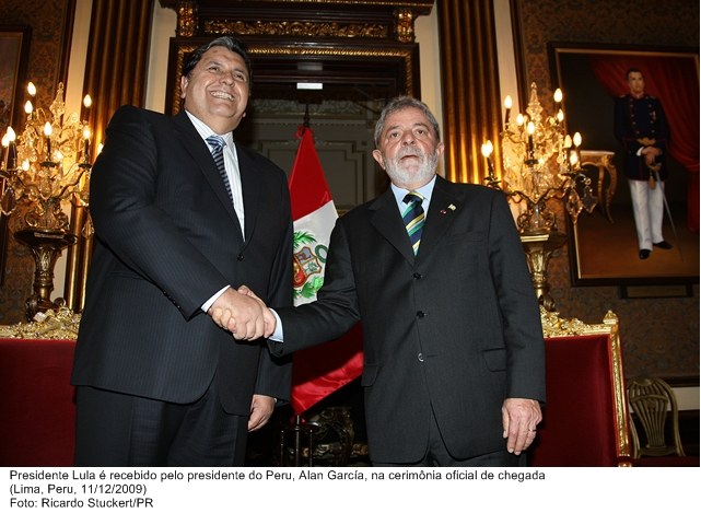 Presidente Lula é recebido pelo presidente do Peru, Alan Garcia, na cerimônia oficial de chegada.