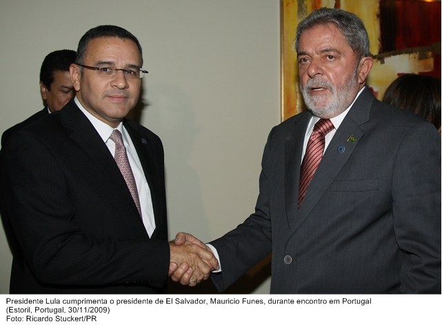 Presidente Lula cumprimenta o presidente de El Salvador, Maurício Funes, durante encontro em Portugal.