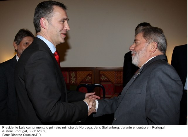 Presidente Lula cumprimenta o primeiro-ministro da Noruega, Jen Stoltenberg, durante encontro em Portugal.