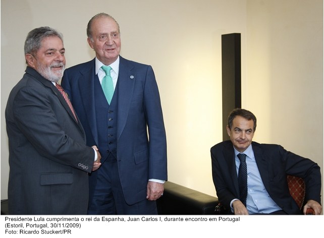 Presidente Lula cumprimenta o Rei da Espanha, Juan Carlos I, durante encontro em Portugal.