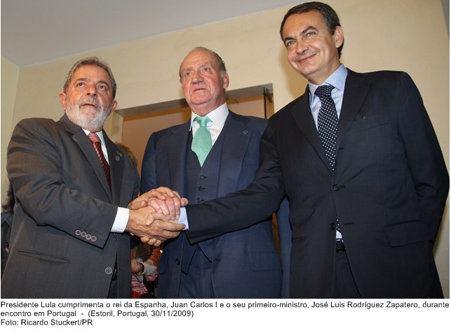 Presidente Lula cumprimenta o rei da Espanha, Juan Carlos I, e o primeiro-ministro, José L. R. Zapatero, durante encontro em Portugal.