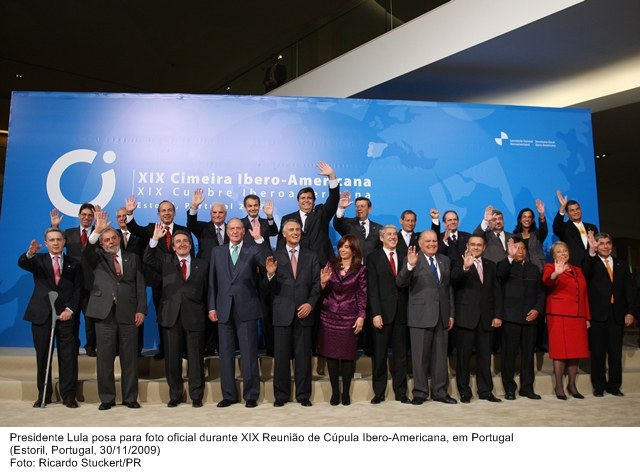 Presidente Lula posa para foto oficial durante a XIX Reunião de Cúpula Ibero-Americana, em Portugal.