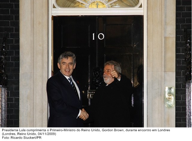 Presidente Lula cumprimenta o primeiro-ministro do Reino Unido, Gordon Brown, durante encontro em Londres.