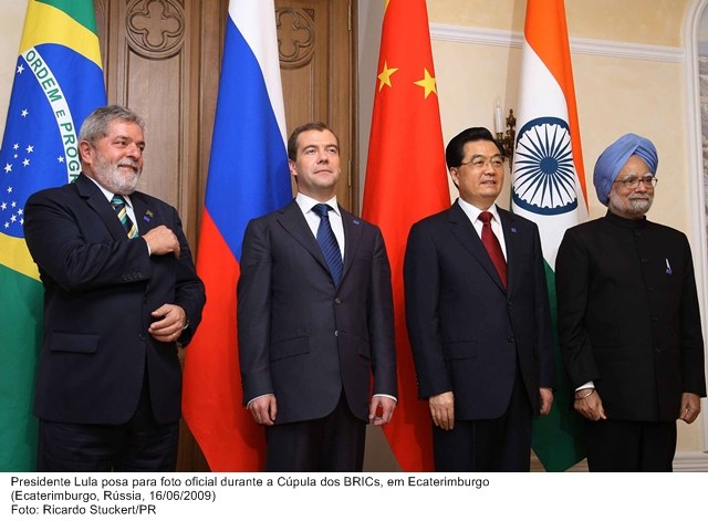 Presidente Lula posa para foto oficial durante a Cúpula dos BRICs, em Ecaterimburgo.