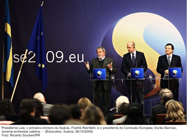 Presidente Lula, o primeiro-ministro da Suécia, Fredrik Reindeldt, e o presidente da Comissão Européia, Durão Barroso, durante entrevista coletiva.