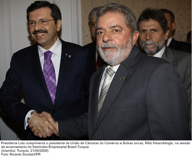 Presidente Lula cumprimenta o presidente da União de Câmaras e Comércio e Bolsas Turcas, Rifat Hisarciklioglu, na sessão de encerramento.