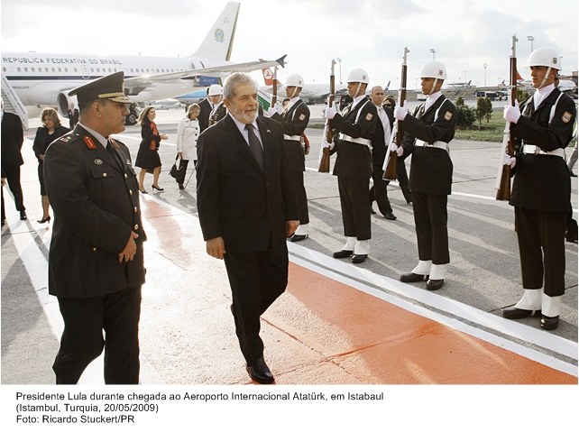 Presidente Lula durante chegada ao aeroporto internacional de Atatürk, em Istambul.